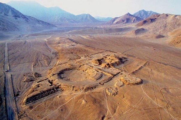 Город Карал - Перу. Более столетия назад американские археологи обнаружили в Перу, неподалеку от Лимы, несколько фрагментов домашней утвари из керамики, которым оказалось не менее 4 тысяч лет.