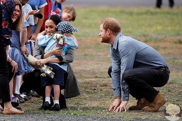 Нежные объятия с детьми и проявление чувств на публике: как прошел второй день Меган Маркл и принца Гарри в Австралии 