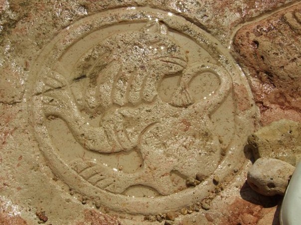 загадочные рисунки на мысе херсонес на одной из каменных отмелей херсонесского мыса, на отрезке берега длиной около пяти метров неизвестные художники вырезали наскальные рисунки. выдвигаются