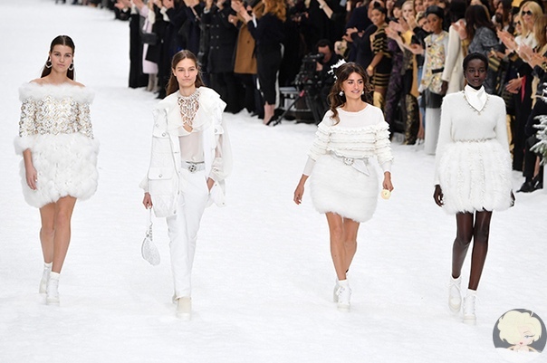 Пенелопа Крус дебютировала на подиуме на показе Chanel в память о Карле Лагерфельде Пару часов назад в Париже прошел, пожалуй, самый эмоциональный показ в рамках этой Недели моды звезды,