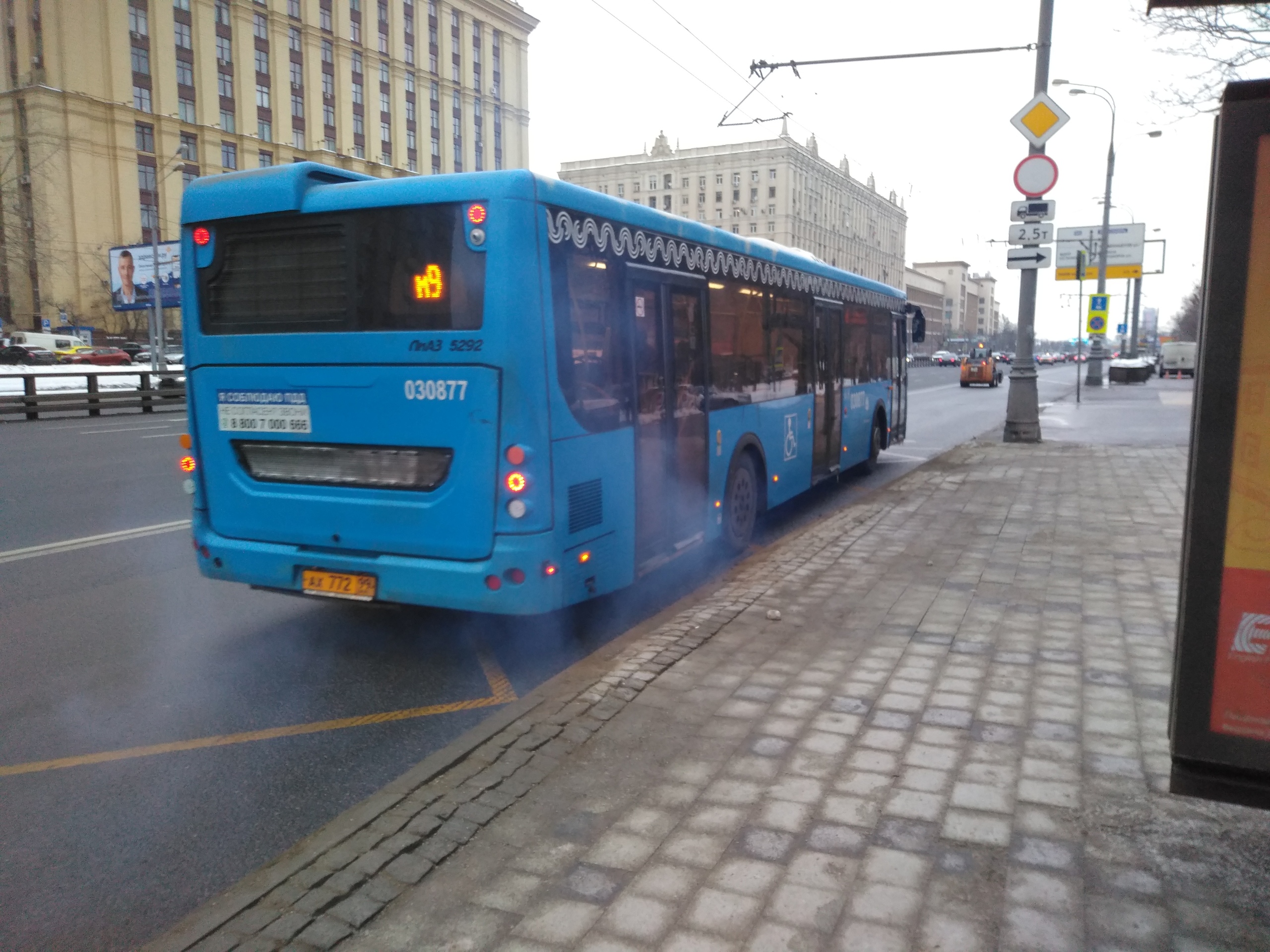 Как наземный транспорт в Москве движется в сторону экологии такой, колонны, пассажиров, претензий, очень, такое, которые, автобусы, других, запах, жалобы, начальник, автобусах, Ходил, дымить, автобуса, может, ладно, начинает, который